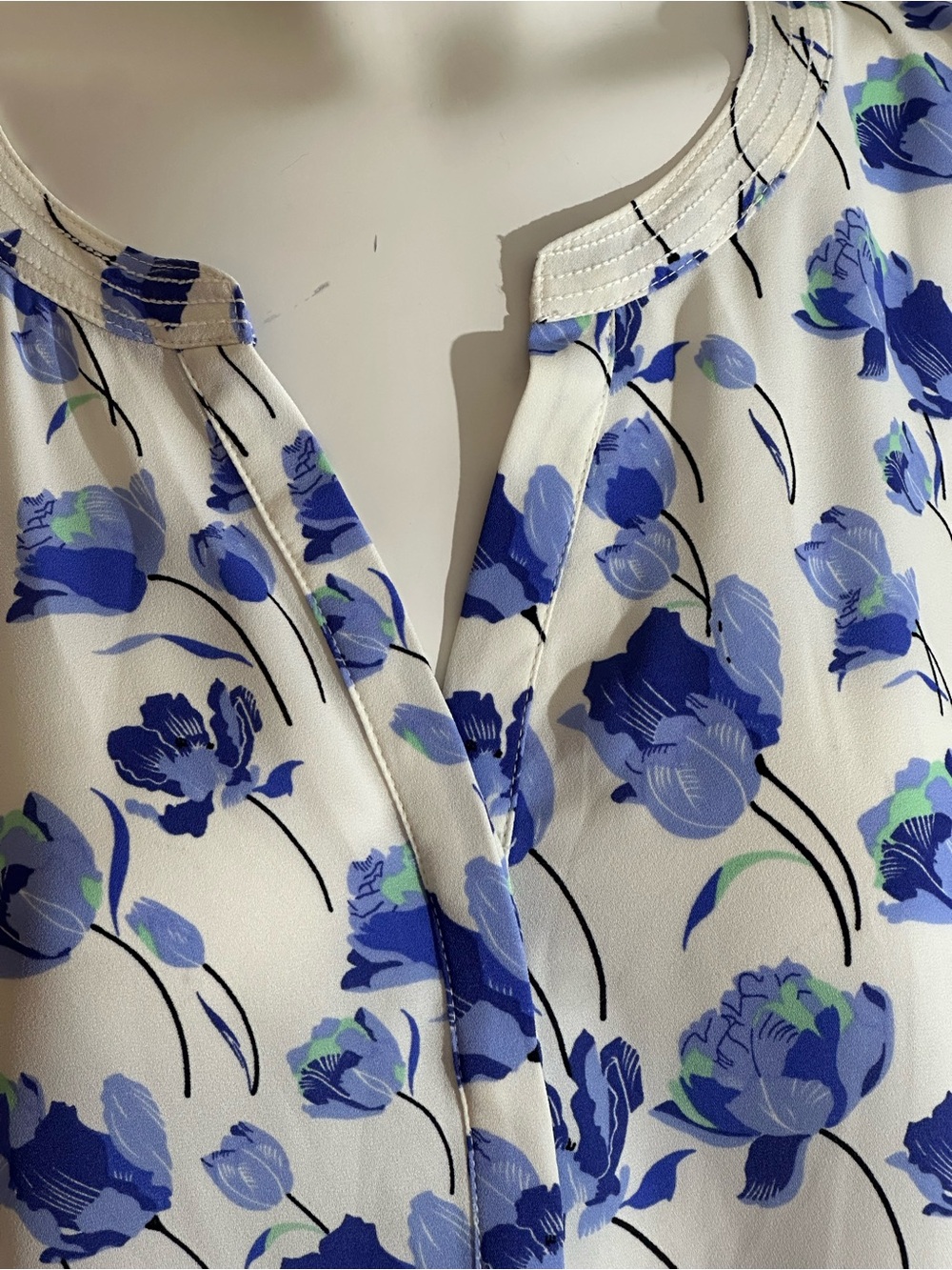 Talbots White and Blue Floral Sleeveless Split-Neck Camisole - Picture 5 of 12